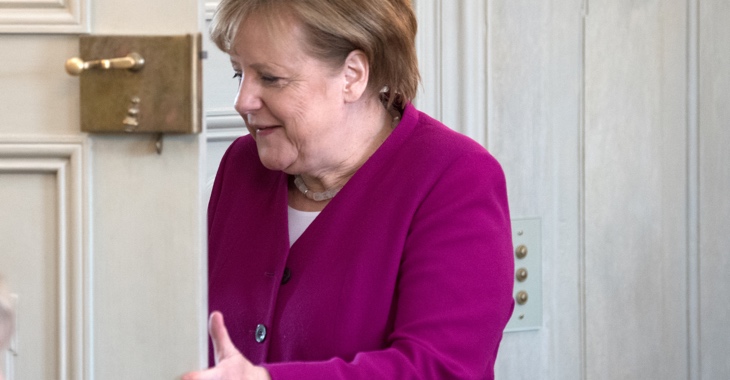 Bundeskanzlerin Merkel öffnet eine Tür © dpa/Ralf Hirschberger