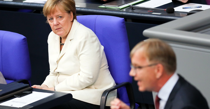 Kanzlerin Merkel hört Dietmar Bartsch bei seiner Rede im Bundestag zu © Kay Nietfeld/dpa