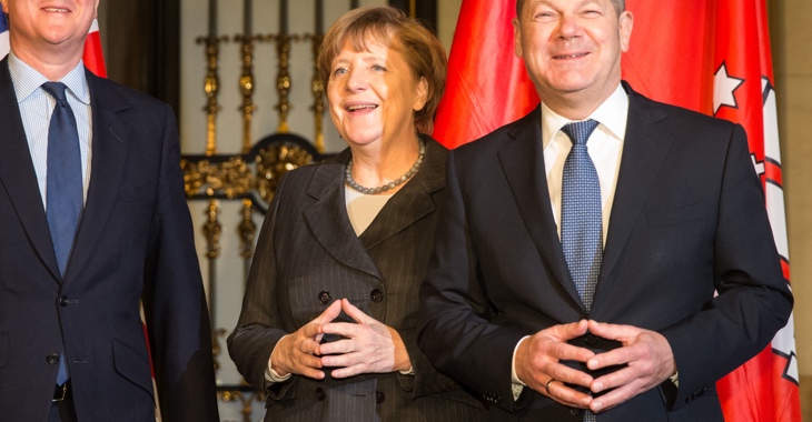 Angela Merkel und Olaf Scholz machen die Merkel-Raute © Christian Charisius/dpa