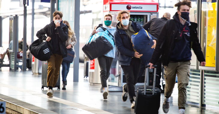 Vier junge Menschen mit Masken und Gepäck auf einem Bahnsteig im Hauptbahnhof Frankfurt am Main © iStock/ollo Vier junge Menschen mit Masken und Gepäck auf einem Bahnsteig im Hauptbahnhof Frankfurt am Main © iStock/ollo