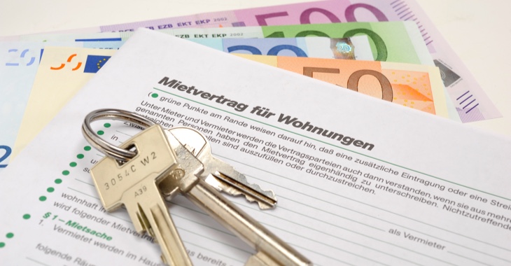 Ein Schlüsselbund auf einem leeren Mietvertragsformular und Euro-Geldscheinen © iStock/filmfoto
