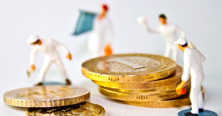 Arbeiter-Miniatur-Figuren stehen um Euro-Münzen herum © iStock/hkenanc