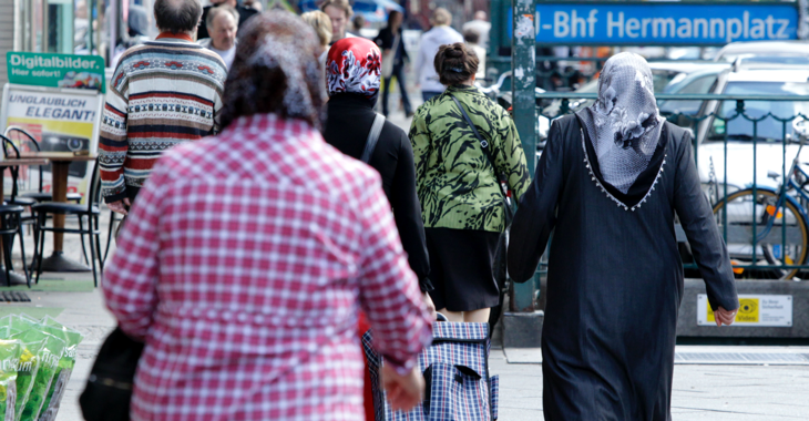 Passanten, darunter muslimische Frauen mit Kopftuch, am U-Bahnhof Hermannplatz in Berlin © REUTERS/Tobias Schwarz Passanten, darunter muslimische Frauen mit Kopftuch, am U-Bahnhof Hermannplatz in Berlin © REUTERS/Tobias Schwarz