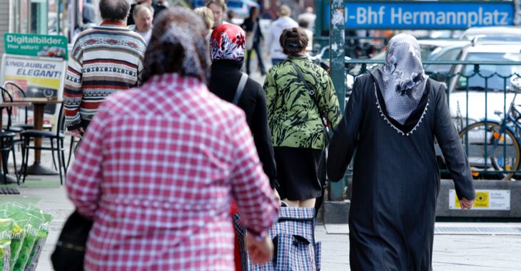 Passanten, darunter muslimische Frauen mit Kopftuch, am U-Bahnhof Hermannplatz in Berlin © REUTERS/Tobias Schwarz