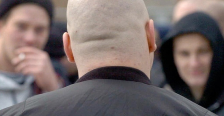 Glatzköpfiger Neonazi von hinten © dpa Glatzköpfiger Neonazi von hinten © dpa