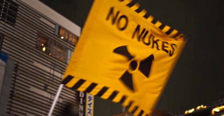 Gelbe Fahne mit der Aufschrift No Nukes und dem Atom-Symbol © flickr.com/midorisyu Gelbe Fahne mit der Aufschrift No Nukes und dem Atom-Symbol © flickr.com/midorisyu