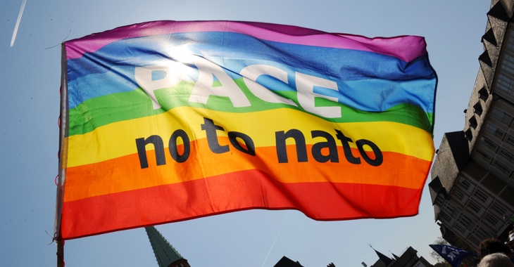 Eine Fahne mit der Aufschrift: PACE - no to nato © Boris Roessler/dpa/lhe