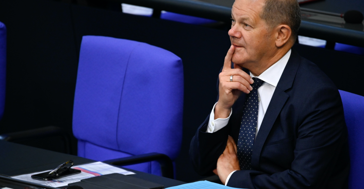 Bundeskanzler Olaf Scholz auf der Regierungsbank im Plenarsaal des Bundestages © ddp/United Archives