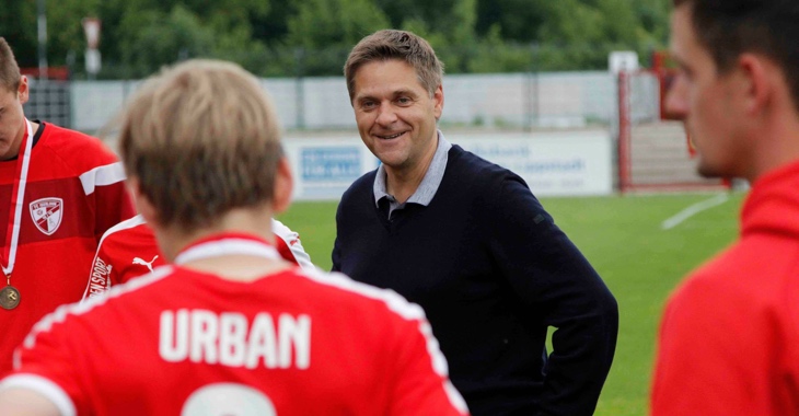 Oliver Ruhnert im Gespräch mit jungen Fußballern © Dennis Echtermann Photography