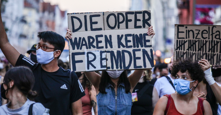 Bei einer Demonstration hält eine Frau ein Schild mit der Aufschrift: Die Opfer waren keine Fremden © ddp/Omer Messinger