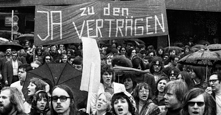 Demonstration der Friedensbewegung für die Ratifizierung der Ostverträge ©picture alliance/Klaus Rose Demonstration der Friedensbewegung für die Ratifizierung der Ostverträge ©picture alliance/Klaus Rose