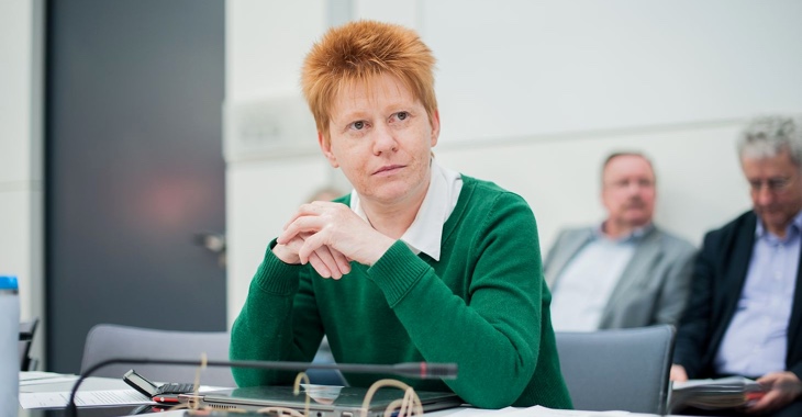 Petra Pau im Clara-Zetkin-Saal des Bundestages @ dpa