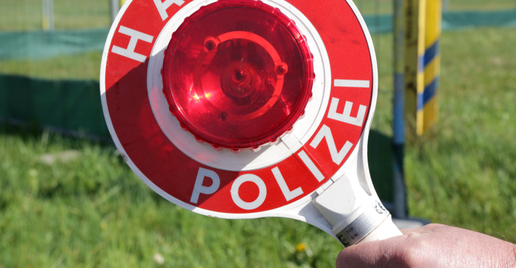 Ein Polizist hält eine Kelle mit der Aufschrift: Halt Polizei © iStock/DinaSigtrix Ein Polizist hält eine Kelle mit der Aufschrift: Halt Polizei © iStock/DinaSigtrix