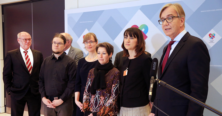 Dietmar Bartsch, Jaqueline Bernhardt, Solveig Schuster, Eva von Angern, Norbert Müller, Heinz Hilger und Ulrich Schneider präsentieren am 1. Dezember 2016 das Netzwerk gegen Kinderarmut