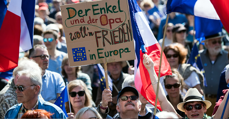 Bei einer Puls of Europe-Kundgebung in Frankfurt am Main hält ein Teilnehmer ein Schild mit der Aufschrift »Der Enkel und der Opa wollen Frieden in Europa« © Andreas Arnold/dpa