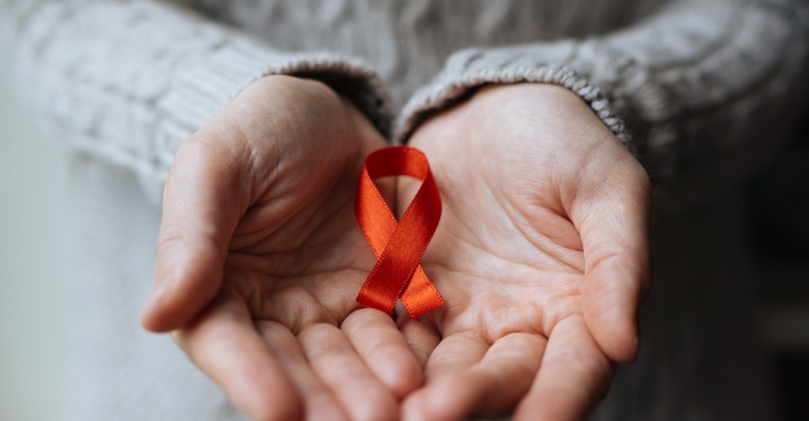 Red Ribbon, rote Schleife, das weltweite Symbol der Solidarität mit HIV-Infizierten und AIDS-Kranken © iStock/burakkarademir