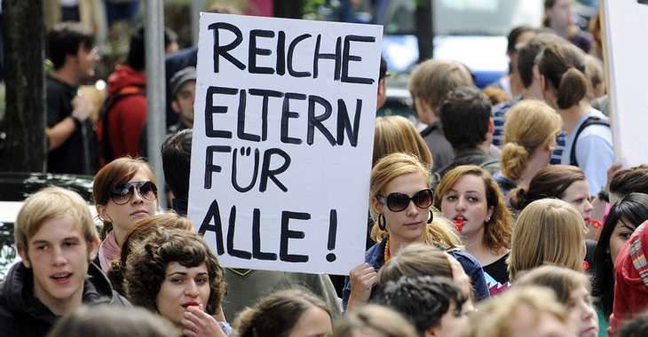 »Reiche Eltern für alle« fordern zwei Protestierende auf ihrem Schild © HenningKaiser/ddp