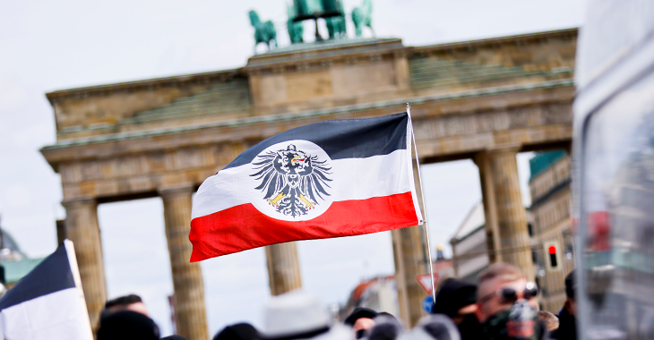 Reichsbürger auf einer Demo vor dem Brandenburger Tor in Berlin