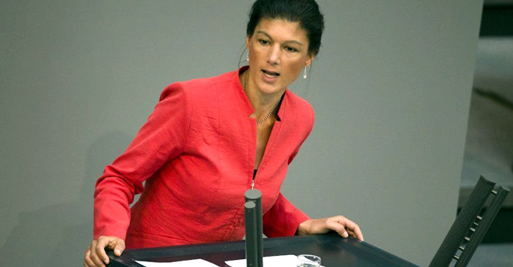 Sahra Wagenknecht am Rednerpuult des Bundestages © dpa