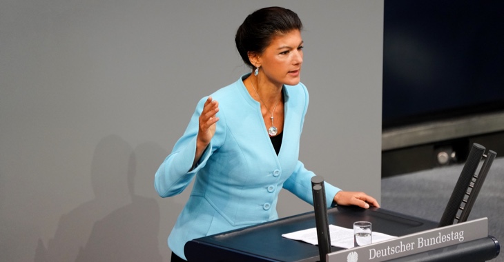 Sahra Wagenknecht am Rednerpult des Bundestages Sahra Wagenknecht am Rednerpult des Bundestages