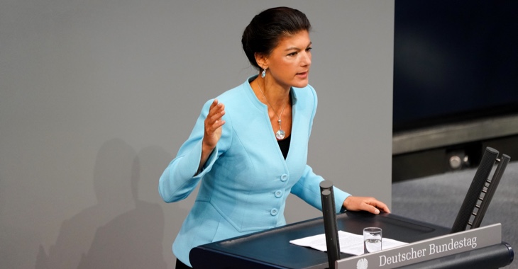 Sahra Wagenknecht am Rednerpult des Bundestages