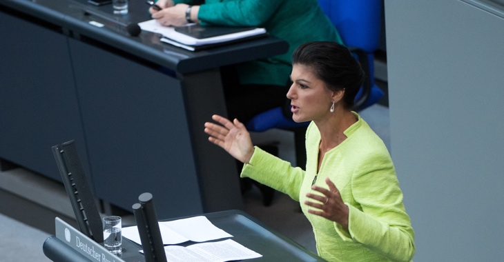 Sahra Wagenknecht am Rednerpult des Bundestages bei ihrer Antwort auf eine Regierungserklärung von Bundeskanzlerin Merkel © Bernd von Jutrczenka/dpa