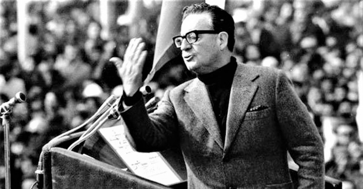 Chiles Präsident Salvador Allende hält bei einem öffentlichen Auftritt 1973 eine Rede © REUTERS