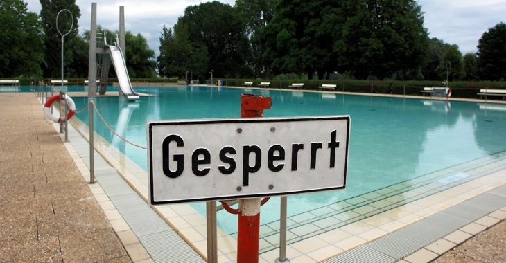 Vor einem Schwimmbecken eines Freibades steht ein Schild mit der Aufschrift Gesperrt © picture alliance/JOKER Vor einem Schwimmbecken eines Freibades steht ein Schild mit der Aufschrift Gesperrt © picture alliance/JOKER