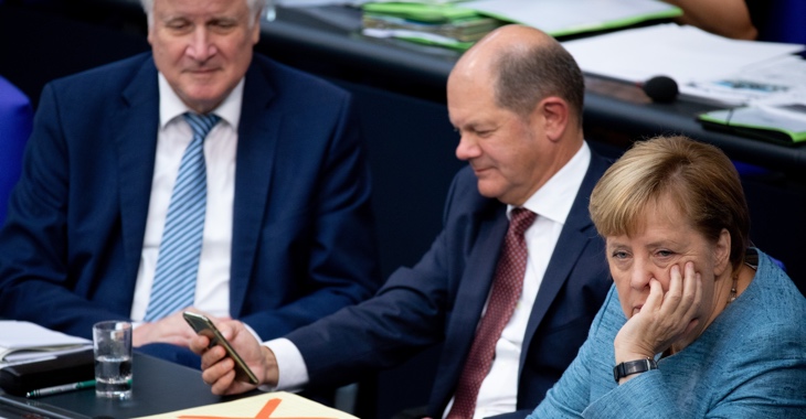Horst Seehofer, Olaf Scholz und Bundeslanzlerin Angela Merkel auf der Regierungsbank im Plenarsaal des Bundestages © dpa