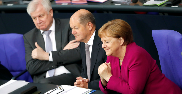 Horst Seehofer, Olaf Scholz und Angela Merkel auf der Regierungsbank im Plenarsaal des Bundestages © REUTERS/Fabrizio Bensch Horst Seehofer, Olaf Scholz und Angela Merkel auf der Regierungsbank im Plenarsaal des Bundestages © REUTERS/Fabrizio Bensch