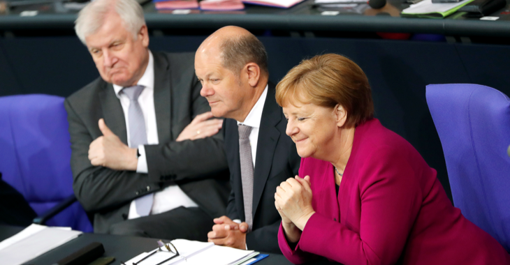 Horst Seehofer, Olaf Scholz und Angela Merkel auf der Regierungsbank im Plenarsaal des Bundestages © REUTERS/Fabrizio Bensch