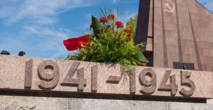 Im Sowjetischen Ehrenmal in Berlin-Treptow erinnern die Jahreszahlen 1941 - 1945 an den Überfall Hitler-Deutschlands © Christian Spicker Im Sowjetischen Ehrenmal in Berlin-Treptow erinnern die Jahreszahlen 1941 - 1945 an den Überfall Hitler-Deutschlands © Christian Spicker