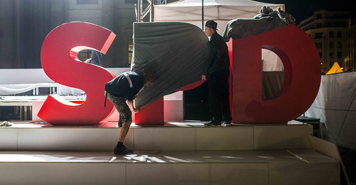 Arbeiter verhüllen ein überdimensionales SPD-Logo © picture alliance/ZUMA Press Arbeiter verhüllen ein überdimensionales SPD-Logo © picture alliance/ZUMA Press