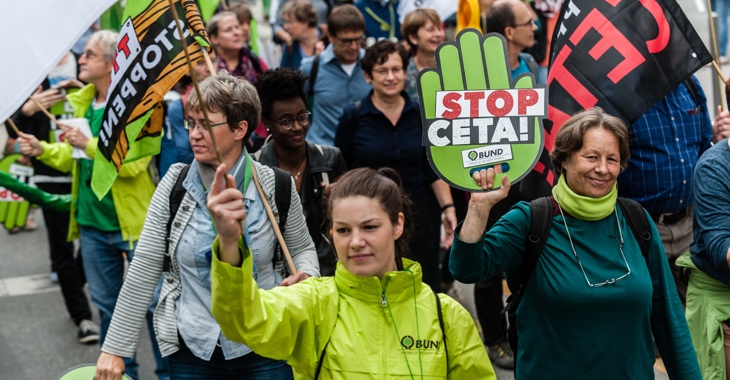 Bei der Demonstration am 17. September 2016 in Frankfurt am Main hält eine Teilnehmerin eine Schaumstoffhand mit der Aufschrift »Stop CETA!« © Patrick G. Stößer/Campact Bei der Demonstration am 17. September 2016 in Frankfurt am Main hält eine Teilnehmerin eine Schaumstoffhand mit der Aufschrift »Stop CETA!« © Patrick G. Stößer/Campact