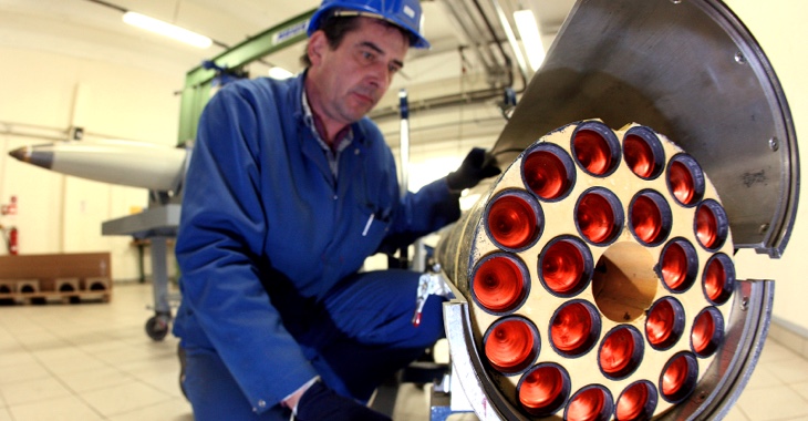 Ein Mitarbeiter eines Unternehmens in der Uckermark bei der Demontage einer Rakete mit Streubomben-Gefechtskopf © picture-alliance/ZB|Patrick Pleul Ein Mitarbeiter eines Unternehmens in der Uckermark bei der Demontage einer Rakete mit Streubomben-Gefechtskopf © picture-alliance/ZB|Patrick Pleul