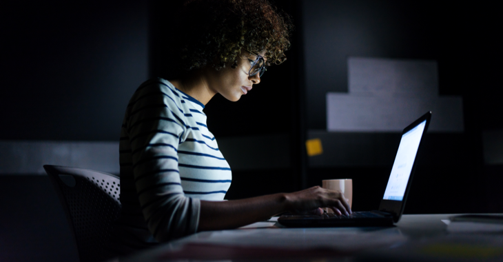 Eine Studentin arbeitet im Dunklen an einem Laptop-Computer © iStock/aldomurillo