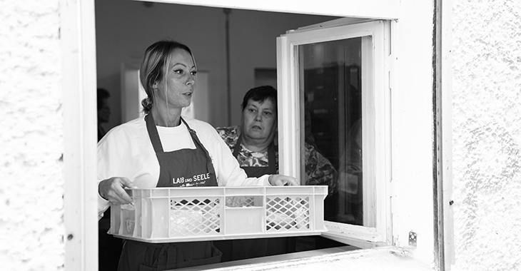 Tafel Berlin: Mitarbeiterinnen mit Lebensmittelkiste