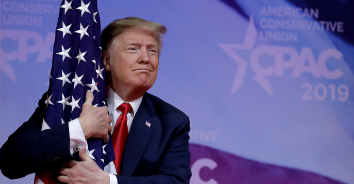 Donald Trump umarmt eine US-Flagge © REUTERS/Yuri Gripas