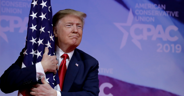 Donald Trump umarmt eine US-Flagge © REUTERS/Yuri Gripas Donald Trump umarmt eine US-Flagge © REUTERS/Yuri Gripas