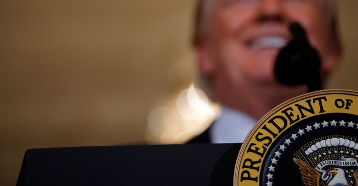 Donald Trump verschommen hinter dem Siegel des US-Präsidenten © Reuters Donald Trump verschommen hinter dem Siegel des US-Präsidenten © Reuters