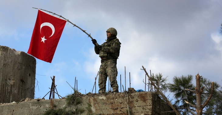 Ein türkischer Soldat schwenkt am 28. Januar 2018 auf dem Berg Barsaya, nordöstlich vom syrischen Afrin die türkische Fahne © REUTERS/Khalil Ashawi