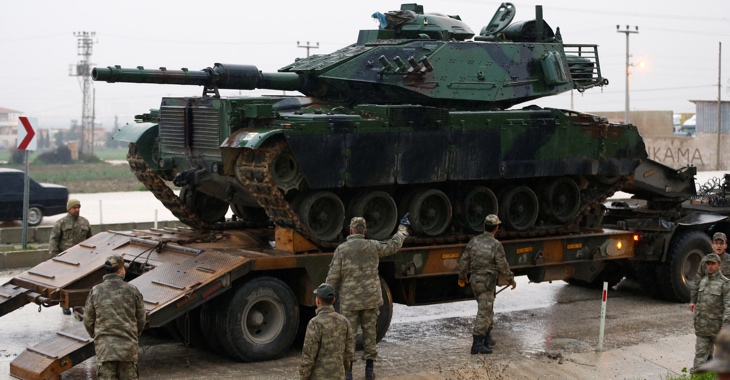 Ein Panzer der türkischen Armee wird am 17. Januar 2018 nahe der türkisch-syrischen Grenze in der Grenzstadt Reyhanli, Provinz Hatay, von einem Transporter entladen © Reuters