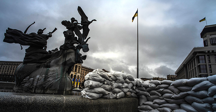 Sandsäcke vor dem Brunnen der Stadtgründer auf dem „Unabhängigkeitsplatz“ der ukrainischen Hauptstadt Kiew