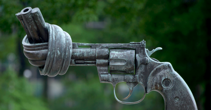 Skulptur »Non-Violence« mit Knotem im Pistolenlauf vor dem UNO-Hauptquartier in New York © picture alliance/dpa/Tim Brakemeier