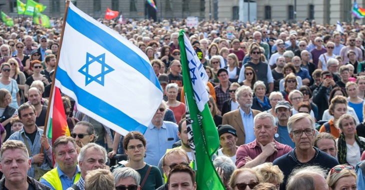 Dietmar Bartsch am 13. Oktober 2019 in Berlin beim Unteilbar-Protestzug gegen Antisemitismus © AFP Dietmar Bartsch am 13. Oktober 2019 in Berlin beim Unteilbar-Protestzug gegen Antisemitismus © AFP