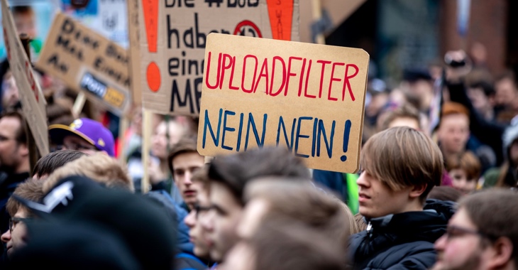 Bei der Save the Internet-Demonstration am 23. März 2019 in Hamburg gegen die geplante EU-Urheberrechtsreform hält ein Teilnehmer ein Schild mit der Aufschrift: Uploadfilter. Nein nein! © picture alliance/xim.gs