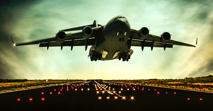 Ein Militär-Transportflugzeug hebt über einer Startbahn ab © iStock/guvendemir Ein Militär-Transportflugzeug hebt über einer Startbahn ab © iStock/guvendemir