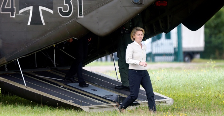 Verteidigungsministerin Ursula von der Leyen steigt verlässt einen Hubschrauber der Bundeswehr © REUTERS/Ralph Orlowski