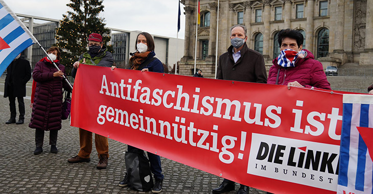 Protest vor dem Reichstagsgebäude: Antifaschismus ist gemeinnützig