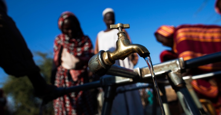Wasser fließt aus aus einem Wasserhahn an einer öffentlichen Wasserstelle in Nord Darfur © UN Photo/Albert González Farran Wasser fließt aus aus einem Wasserhahn an einer öffentlichen Wasserstelle in Nord Darfur © UN Photo/Albert González Farran